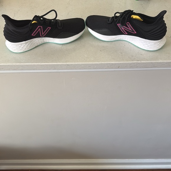 EUC New Balance Fresh Foam ROAV Running Shoe - Women's - Picture 2 of 5